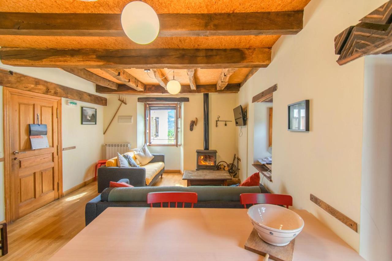 Casa Monaut, Acogedores Apartamentos A Los Pies De La Selva De Irati Saragueta エクステリア 写真